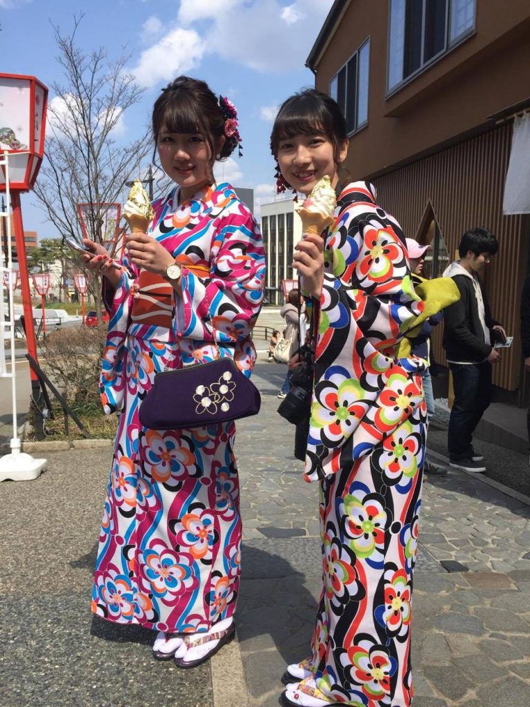 Piger i kimono med guldbelagt softice