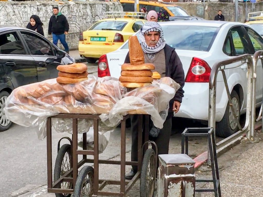 Brødsælger på gaden i Ramallah